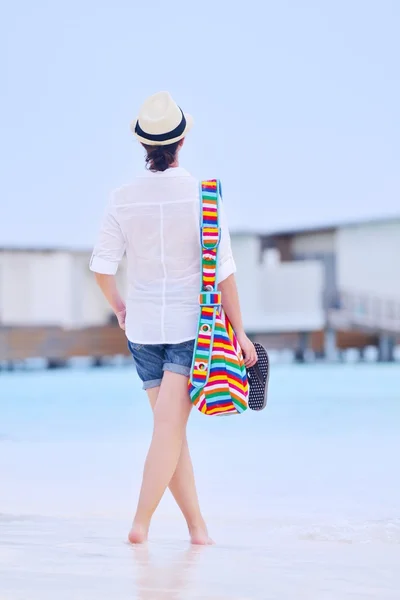 Hermosa mujer caminando en la playa vista trasera —  Fotos de Stock