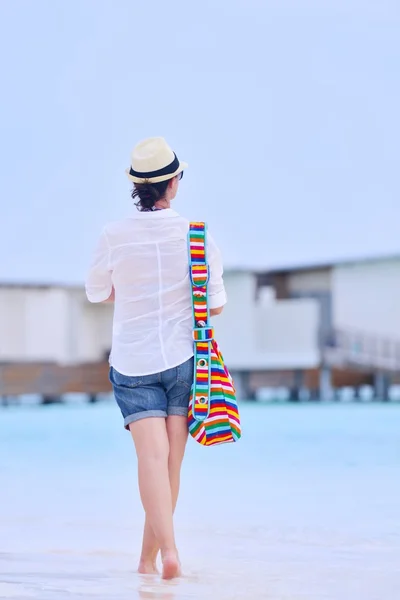 Belle femme marchant sur la plage vue arrière — Photo