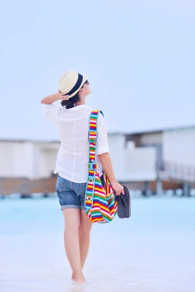 Belle femme marchant sur la plage vue arrière — Photo