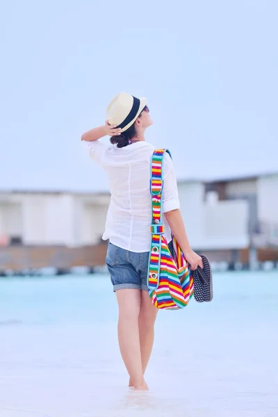 Schöne Frau zu Fuß am Strand Rückansicht — Stockfoto