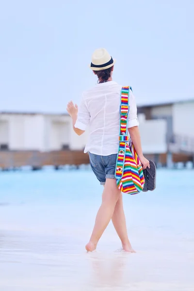 Hermosa mujer caminando en la playa vista trasera —  Fotos de Stock