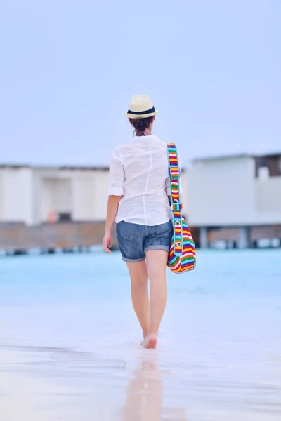 Hermosa mujer caminando en la playa vista trasera —  Fotos de Stock