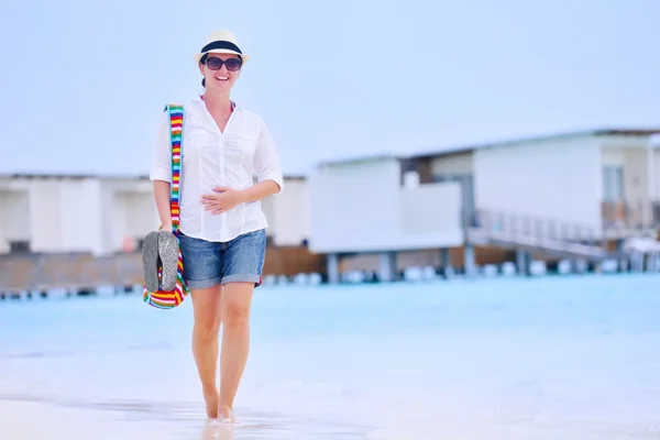 Mooie vrouw lopen op strand — Stockfoto