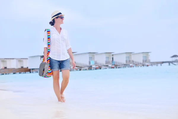 Όμορφη γυναίκα που περπατά στην παραλία — Φωτογραφία Αρχείου