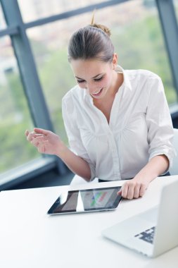 İş kadını ofiste.