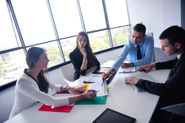 Grupo de empresários em reunião no escritório — Fotografia de Stock