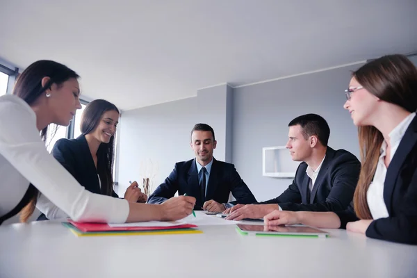 Επιχειρηματική ομάδα ανθρώπους σε μια συνάντηση στο γραφείο — Φωτογραφία Αρχείου