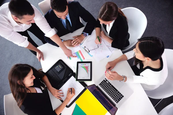 Grupo de empresarios en una reunión en la oficina —  Fotos de Stock