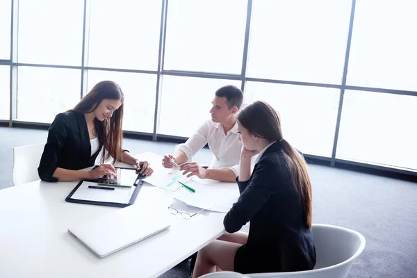 Business folk gruppen i ett möte på kontoret — Stockfoto