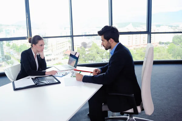 Homme d'affaires et femme lors d'une réunion au bureau — Photo