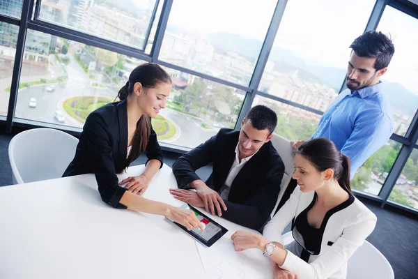 Business folk gruppen i ett möte på kontoret — Stockfoto