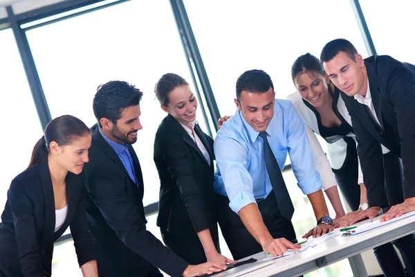 Grupo de empresarios en una reunión en la oficina —  Fotos de Stock