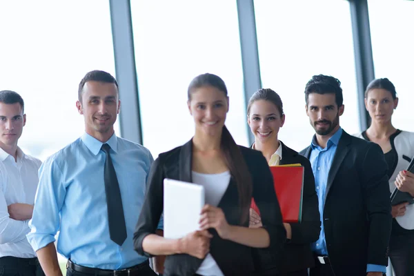 Groupe de gens d'affaires dans une réunion au bureau — Photo