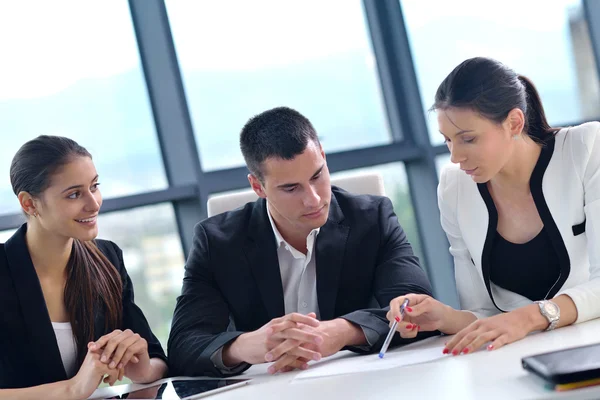 Business folk gruppen i ett möte på kontoret — Stockfoto