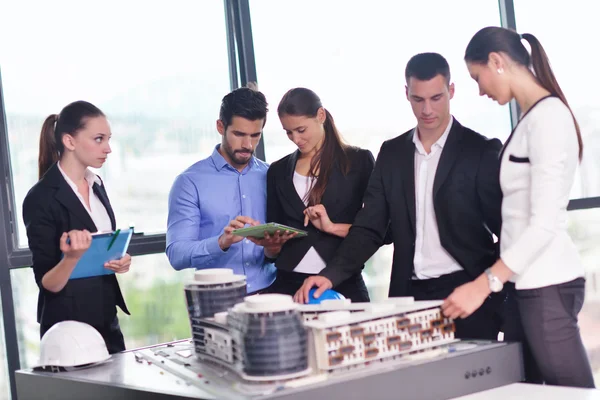 Gente de negocios e ingenieros en reunión — Foto de Stock