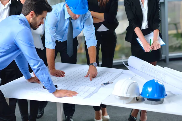 Mensen uit het bedrijfsleven en ingenieurs over de bijeenkomst van — Stockfoto