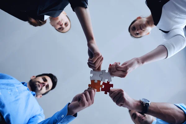Groep van mensen uit het bedrijfsleven montage puzzel — Stockfoto