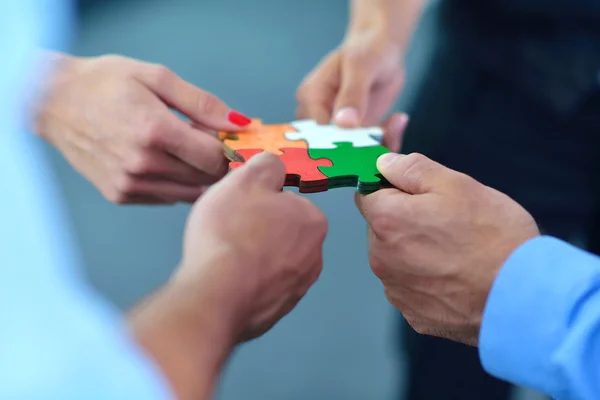 Grupp av affärsmän montering pussel — Stockfoto