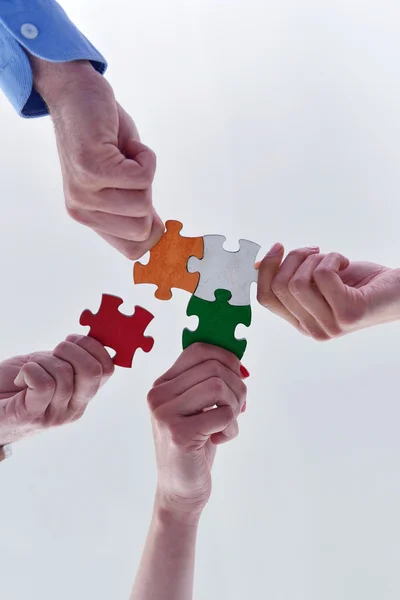 Grupo de empresários montando quebra-cabeças — Fotografia de Stock