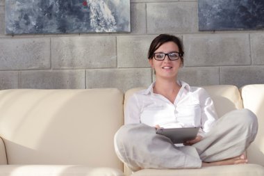 Evde tablet kullanan kadın