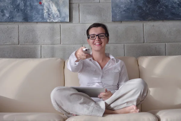 Jovem feliz relaxar em casa no sofá — Fotografia de Stock