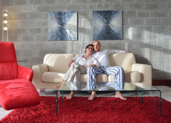 Feliz joven pareja relajarse en casa — Foto de Stock