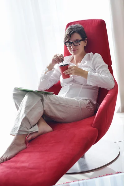 Mujer usando tableta PC en casa —  Fotos de Stock