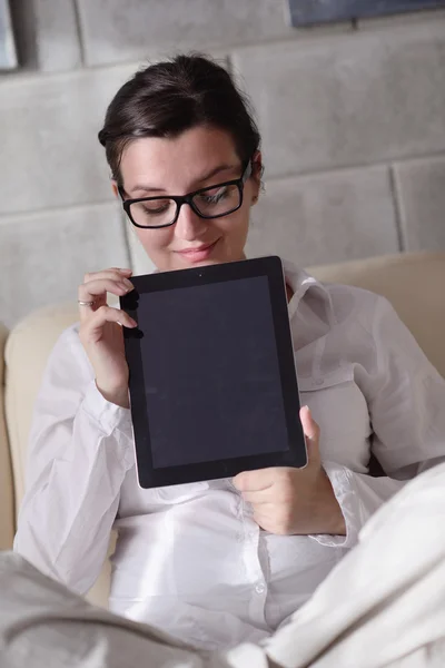 Mujer usando tableta PC en casa — Foto de Stock