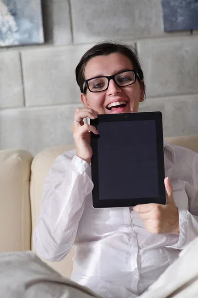 Mulher usando tablet pc em casa — Fotografia de Stock