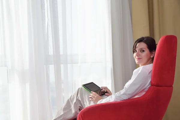 Mujer usando tableta PC en casa — Foto de Stock