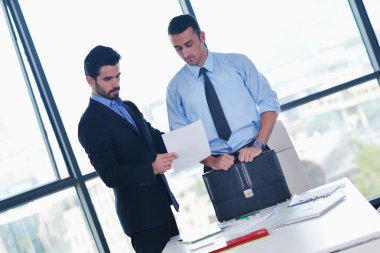 iş insanlar grubu ofisinde bir toplantıda