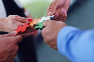 Parçalı bulmaca montaj iş adamları grubu