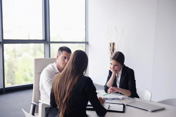 Grupo de empresarios en una reunión en la oficina — Foto de Stock