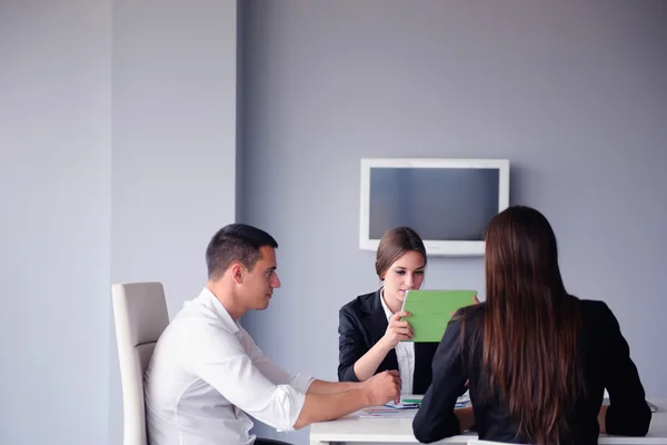 Geschäftsleute treffen sich im Büro — Stockfoto