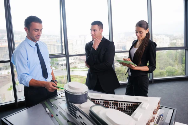 Affärsmän och ingenjörer på mötet — Stockfoto