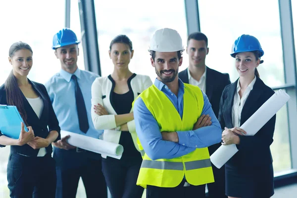 Empresários e engenheiros em reunião — Fotografia de Stock