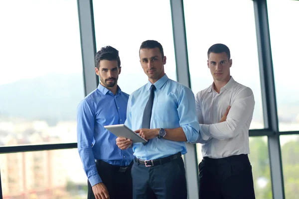 Gruppo di uomini d'affari in una riunione in ufficio — Foto Stock