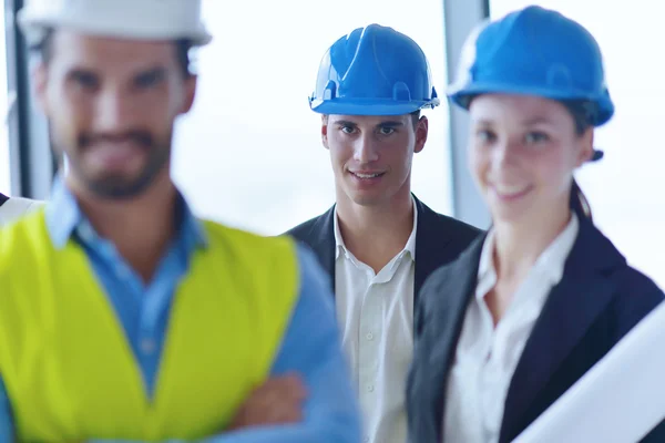 Mensen uit het bedrijfsleven en ingenieurs over de bijeenkomst van — Stockfoto