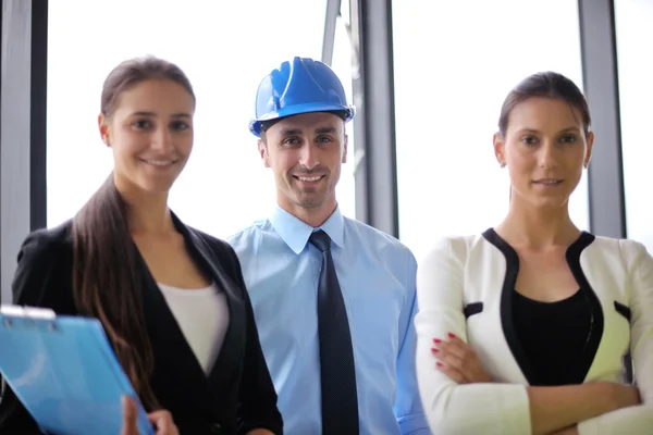 Geschäftsleute und Ingenieure treffen sich — Stockfoto