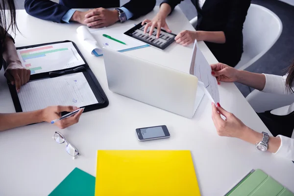 Business folk gruppen i ett möte på kontoret — Stockfoto