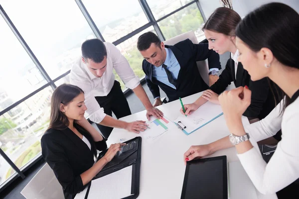 Business folk gruppen i ett möte på kontoret — Stockfoto