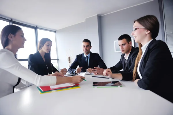 Business folk gruppen i ett möte på kontoret — Stockfoto