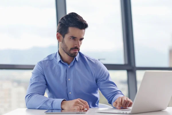 Felice giovane uomo d'affari in ufficio — Foto Stock