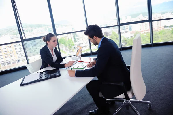 Business folk gruppen i ett möte på kontoret — Stockfoto