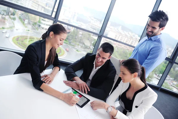 Business folk gruppen i ett möte på kontoret — Stockfoto