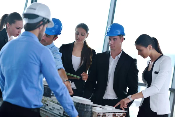 Grupo de empresarios en una reunión en la oficina — Foto de Stock