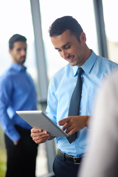 Uomo d'affari che utilizza tablet compuer in ufficio — Foto Stock