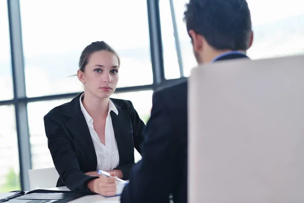 Business folk gruppen i ett möte på kontoret — Stockfoto