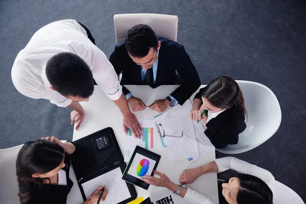 Grupo de empresarios en una reunión en la oficina — Foto de Stock