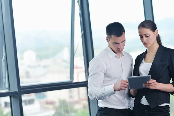 Business folk gruppen i ett möte på kontoret — Stockfoto